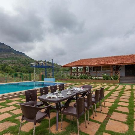 Stayvista'S Ficus Farms - Mountain-View Haven With Rustic Artsy Interiors, Outdoor Pool, Glasshouse, Home Theatre & Karaoke Delight Игатпури Экстерьер фото